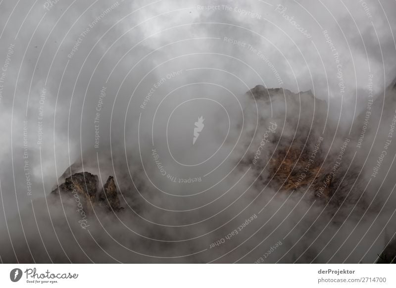 Oberhalb des Pragser Wildsees mit Wolken in den Dolomiten VIII Tourismus Strukturen & Formen Textfreiraum unten Ferien & Urlaub & Reisen Licht