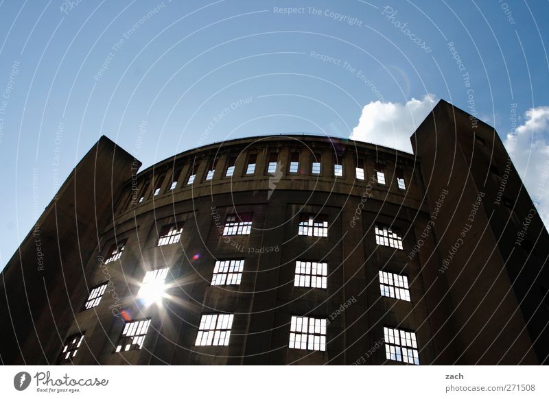 blinzeln Energiewirtschaft Himmel Sonne Sonnenlicht Schönes Wetter Menschenleer Bauwerk Gebäude Architektur Gasometer Fassade Fenster Turm alt blau