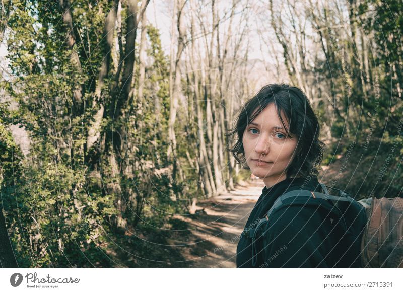 Porträt eines blauäugigen Wanderers, der im Wald in die Kamera schaut schön Gesicht Ferien & Urlaub & Reisen Abenteuer wandern Mensch Frau Erwachsene Umwelt