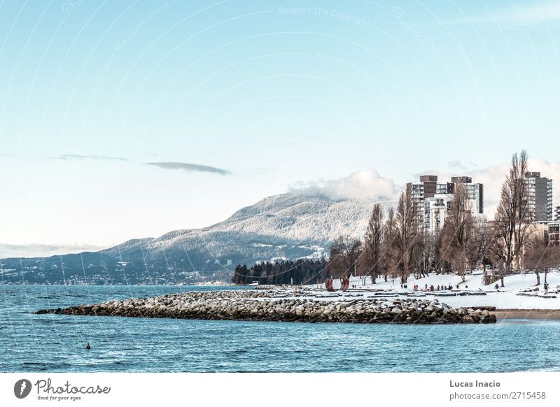 Vancouver schneebedeckter Strand, BC, Kanada Meer Winter Schnee Berge u. Gebirge Umwelt Natur Sand Himmel Wolken Schneefall Baum Blatt Hügel Felsen Küste