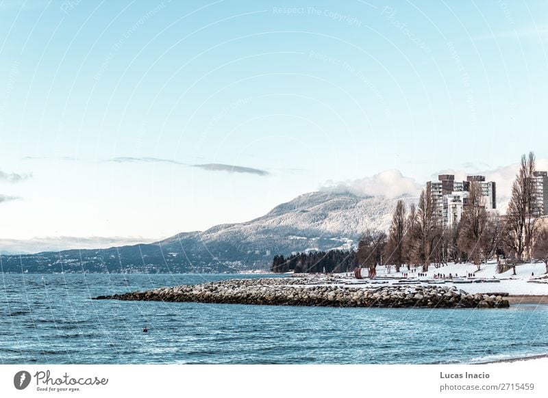 Vancouver schneebedeckter Strand, BC, Kanada Meer Winter Schnee Berge u. Gebirge Umwelt Natur Sand Himmel Wolken Schneefall Baum Blatt Hügel Felsen Küste