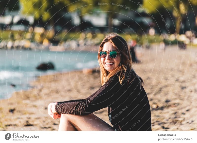 Mädchen am English Bay Beach in Vancouver, BC, Kanada Glück Sommer Strand Meer Mensch feminin Junge Frau Jugendliche Erwachsene 1 Umwelt Natur Sand Blume Blüte