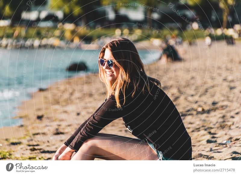 Mädchen am English Bay Beach in Vancouver, BC, Kanada Sommer Strand Meer maskulin Junge Frau Jugendliche Erwachsene 1 Mensch Umwelt Natur Sand Blume Blüte Küste