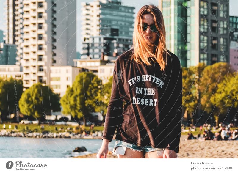 Mädchen am English Bay Beach in Vancouver, BC, Kanada Sommer Strand Meer Haus Mensch feminin Junge Frau Jugendliche Erwachsene 1 Umwelt Natur Sand Baum Blume