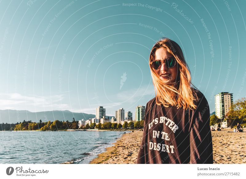 Mädchen am English Bay Beach in Vancouver, BC, Kanada Glück Sommer Strand Meer Berge u. Gebirge Haus Mensch feminin Junge Frau Jugendliche Erwachsene 1 Umwelt