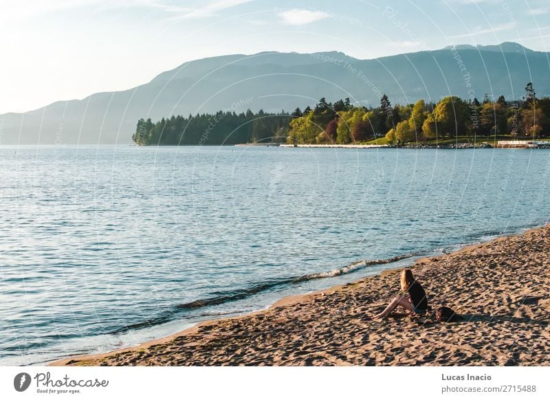 Mädchen am English Bay Beach in Vancouver, BC, Kanada Sommer Strand Meer Berge u. Gebirge Frau Erwachsene Umwelt Natur Sand Baum Blume Blatt Blüte Park Hügel