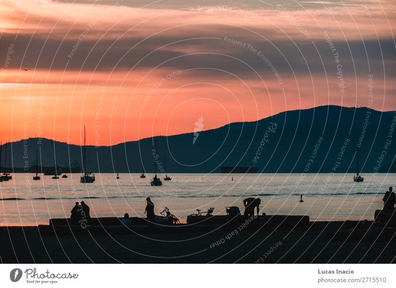 Sonnenuntergang am Sunset Beach in Vancouver, BC, Kanada Sommer Strand Berge u. Gebirge Umwelt Natur Blume Blüte Park Hügel Stadtzentrum Wasserfahrzeug