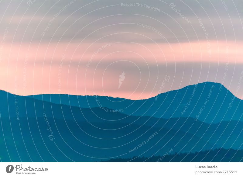 Gebirgskette in Vancouver, BC, Kanada Sommer Strand Berge u. Gebirge Umwelt Natur Blume Blüte Hügel Stadtzentrum Abenteuer amerika Amerikaner British Columbia