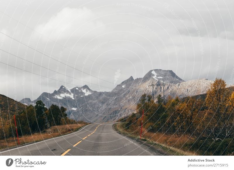 Asphaltstraße in den Bergen Straße Hügel Berge u. Gebirge Gipfel Natur Autobahn ausleeren Landschaft Höhe Felsen Ferien & Urlaub & Reisen Abenteuer schön Klippe