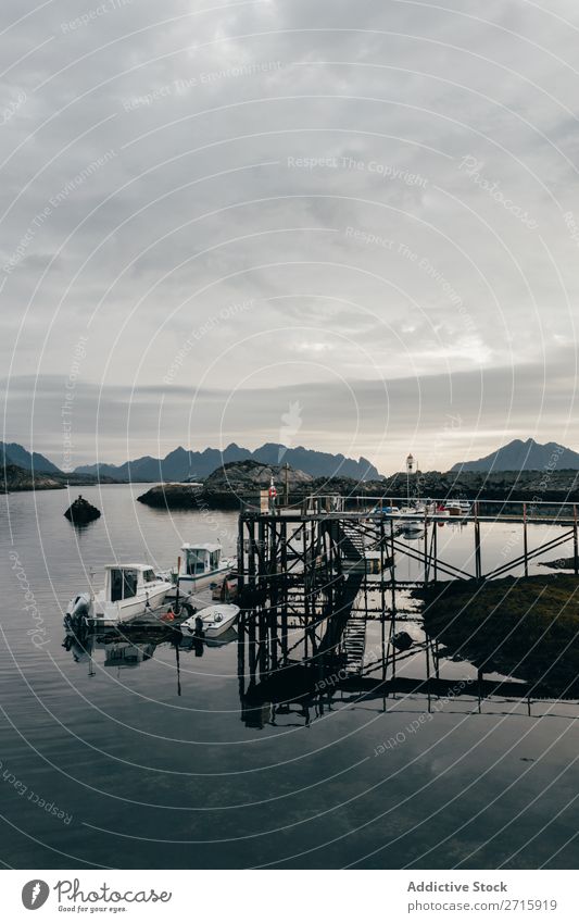 Boote in der Nähe des Piers Wasserfahrzeug Meer Anlegestelle Berge u. Gebirge Natur Landschaft atemberaubend Küste Himmel Aussicht majestätisch ruhig Gipfel