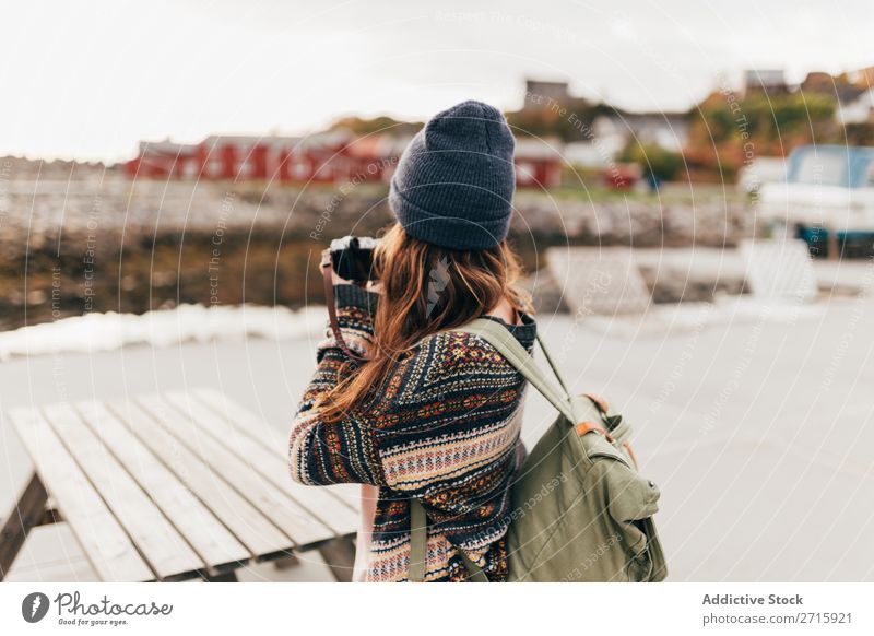 Frau mit Rucksack und Kamera Fotokamera Mensch Reisender Tourist Natur Fotografie Wohnsiedlung Dorf Freizeit & Hobby Ferien & Urlaub & Reisen Wasser Aussicht