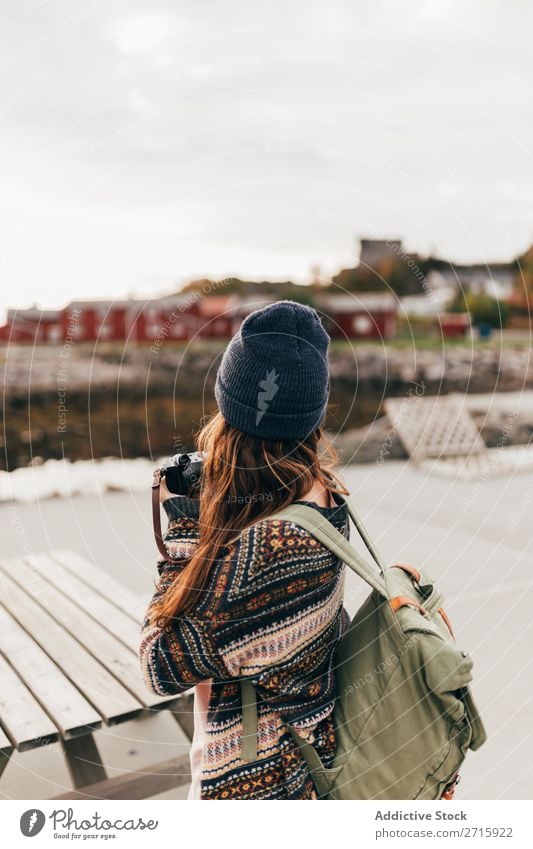 Frau mit Rucksack und Kamera Fotokamera Mensch Reisender Tourist Natur Fotografie Wohnsiedlung Dorf Freizeit & Hobby Ferien & Urlaub & Reisen Wasser Aussicht