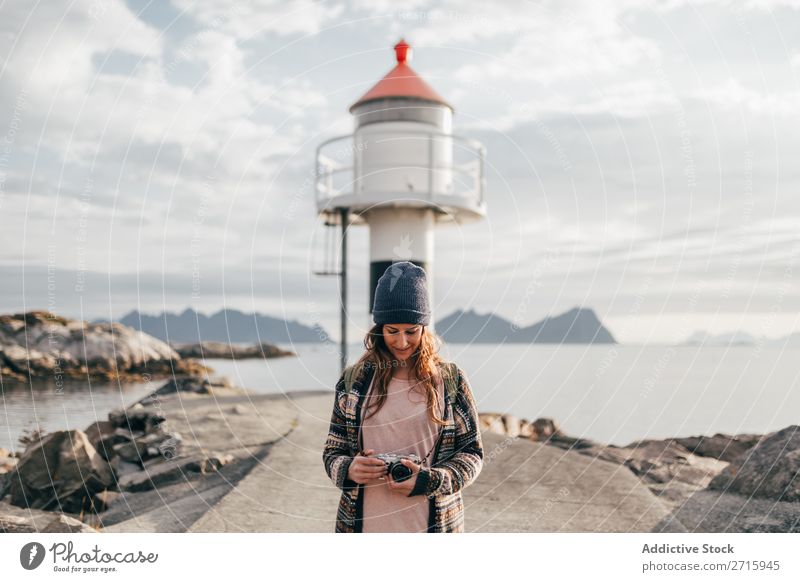 Frau mit Kamera im Wasserturm Fotokamera See Turm Natur Fotografie Jugendliche Ferien & Urlaub & Reisen Reisender Berge u. Gebirge Park schön Tourist