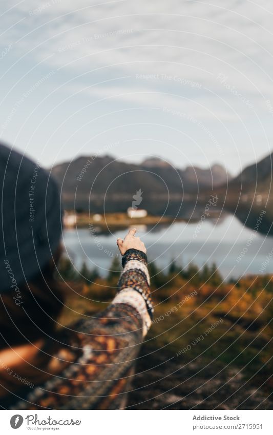 Frau, die auf den See zeigt Berge u. Gebirge zeigen Natur Wasser Ferien & Urlaub & Reisen Jugendliche Lifestyle Hügel Mensch schön Landschaft Aussicht