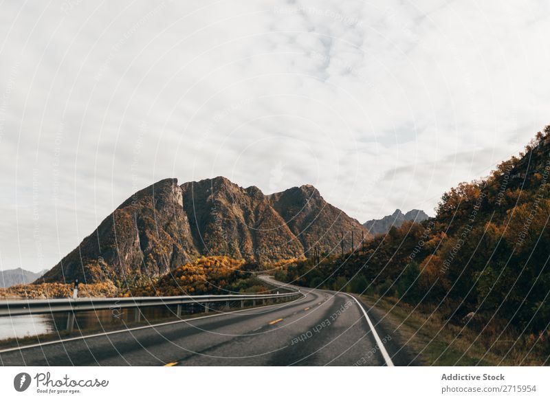 Leere Straße in den Bergen Hügel Berge u. Gebirge Gipfel Natur Autobahn ausleeren Landschaft Höhe Felsen Top Ferien & Urlaub & Reisen Abenteuer schön Klippe