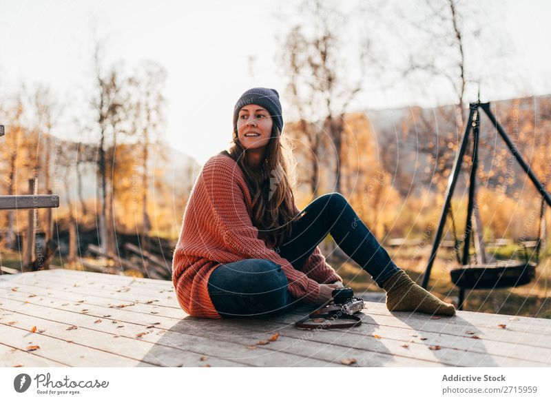 Mädchen im Herbstwald sitzend Frau Terrasse Wald Fotokamera Jahreszeiten Erholung Lifestyle Natur schön Landschaft gelb Wärme Ferien & Urlaub & Reisen Glück