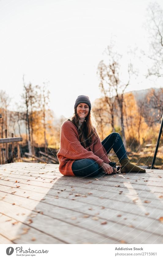 Mädchen im Herbstwald sitzend Frau Terrasse Wald Fotokamera Jahreszeiten Erholung Lifestyle Natur schön Landschaft gelb Wärme Ferien & Urlaub & Reisen Glück