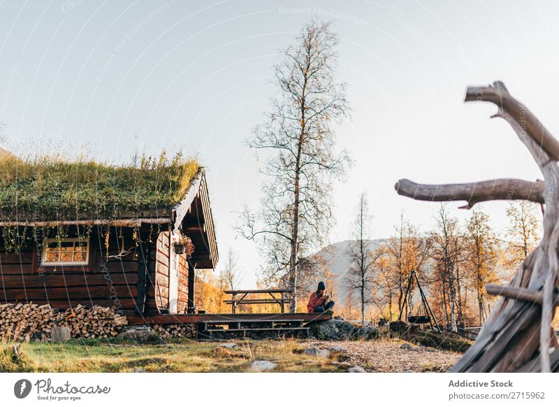 Frau mit Kamera zu Hause Terrasse Wald Herbst Fotokamera beobachten alt Jahreszeiten Erholung Lifestyle Natur schön Landschaft gelb Wärme