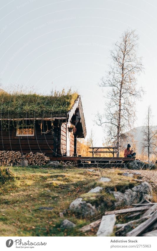 Frau mit Kamera zu Hause Terrasse Wald Herbst Fotokamera beobachten alt Jahreszeiten Erholung Lifestyle Natur schön Landschaft gelb Wärme