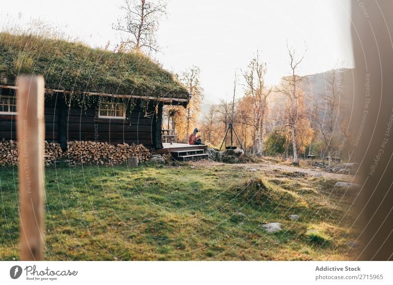 Frau mit Kamera zu Hause Terrasse Wald Herbst Fotokamera beobachten alt Jahreszeiten Erholung Lifestyle Natur schön Landschaft gelb Wärme