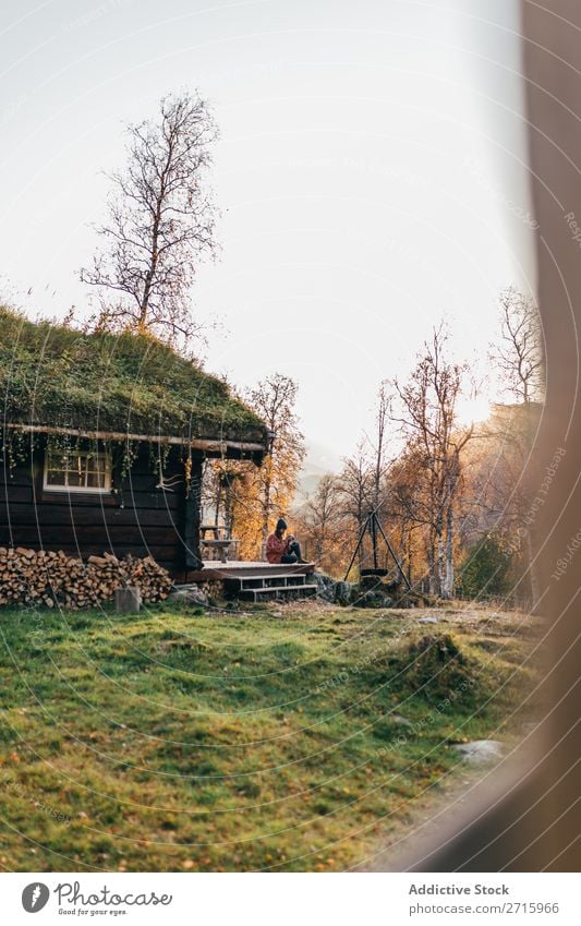 Frau mit Kamera zu Hause Terrasse Wald Herbst Fotokamera beobachten alt Jahreszeiten Erholung Lifestyle Natur schön Landschaft gelb Wärme