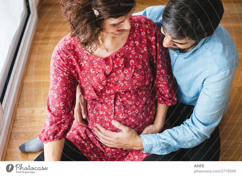 Glückliches schwangeres Paar, das die Wartezeit genießt. schön Körper Baby Frau Erwachsene Mann Eltern Mutter Vater Familie & Verwandtschaft Blume Kleid