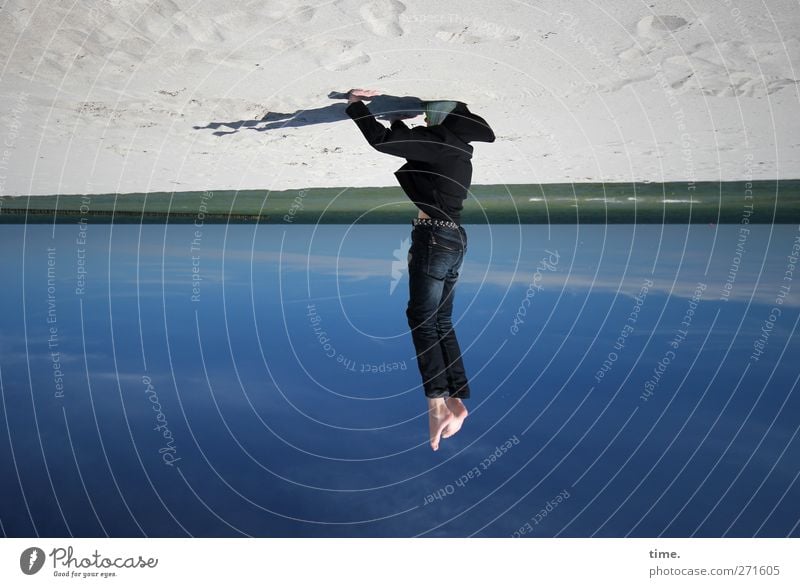 Hiddensee | Andockmanöver Handstand Mensch maskulin Junge Mann Erwachsene Körper 1 Kunst Theaterschauspiel Show Himmel Wolken Horizont Schönes Wetter Küste