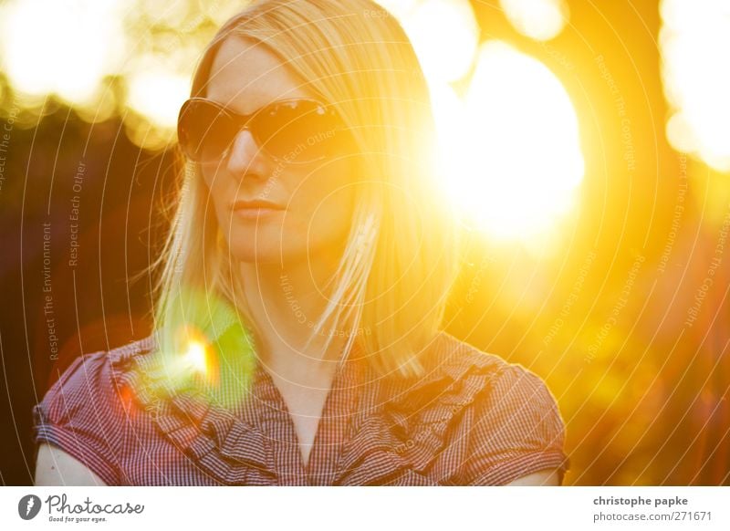 Sommerabend II Sonne feminin Junge Frau Jugendliche Erwachsene 1 Mensch 18-30 Jahre Schönes Wetter Sonnenbrille blond ästhetisch elegant trendy schön Wärme