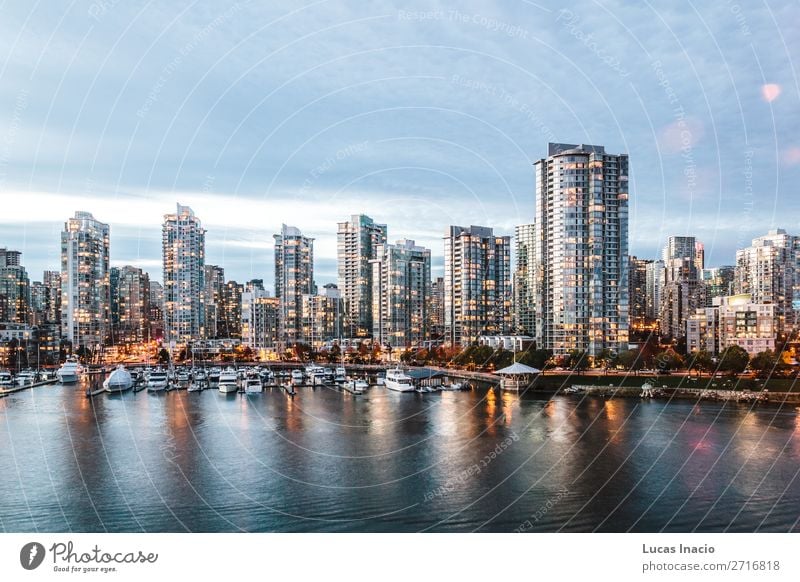 False Creek in Vancouver, Kanada Haus Büro Business Umwelt Natur Himmel Wolken Herbst Baum Blatt Fluss Stadtzentrum Skyline Hochhaus Gebäude Architektur Straße