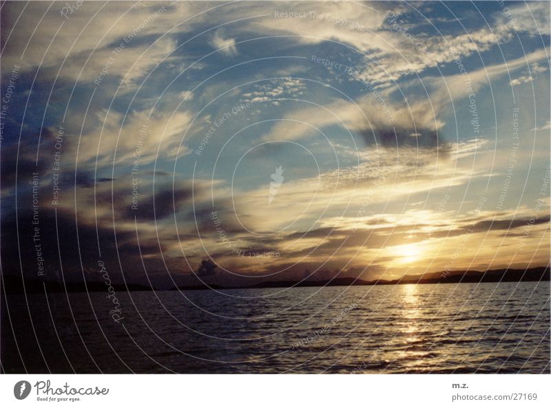 letzte sonnenstrahlen Norwegen Sonnenuntergang Wolken Lichtspiel Beleuchtung . Fjord Schatten