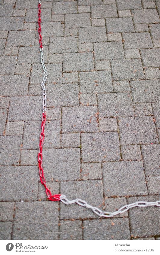 Kettenglieder Stadt Stadtzentrum Platz Marktplatz Verkehr Autofahren Stein hängen fest grau rot weiß Freiheit Kontakt Sicherheit Verbote Barriere schließen