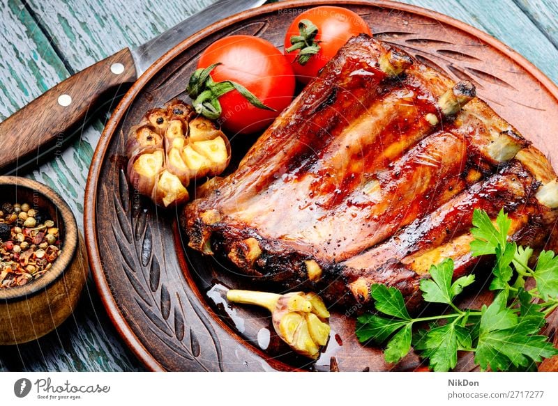 Leckere gebratene Rippchen Rippe Fleisch Lebensmittel grillen gegrillt Barbecue Schweinefleisch Abendessen Grillrost hölzern Schweinerippchen Küche rustikal