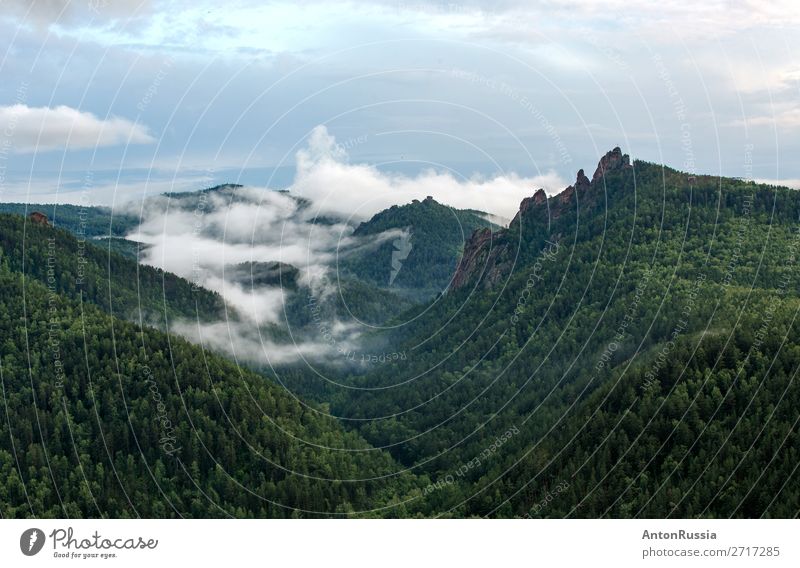 Berge Hügel in den Wolken Nebel Umwelt Natur Landschaft Sommer Felsen Berge u. Gebirge entdecken Gefühle Stimmung Fröhlichkeit Euphorie Optimismus Erfolg schön