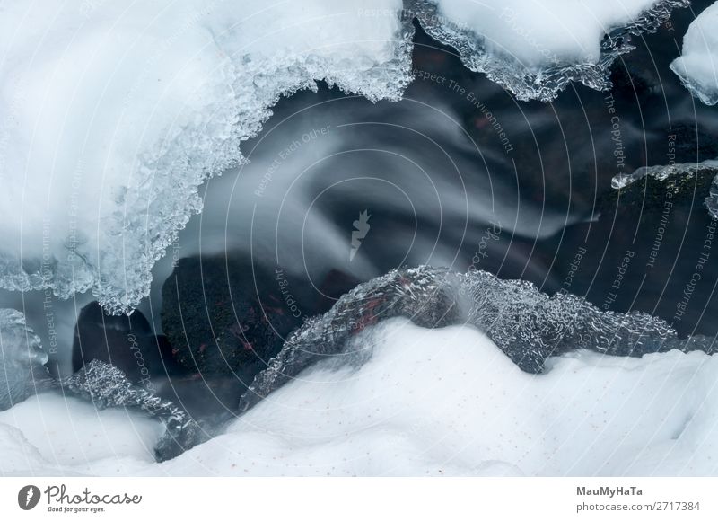 Schmelzendes Eis auf dem Fluss Schwimmbad Meer Winter Schnee Umwelt Natur Klimawandel Wetter See Bach Stein Bewegung Coolness natürlich blau weiß kalt Frost