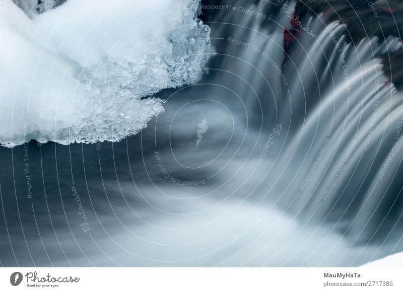 Schmelzendes Eis auf dem Fluss Schwimmbad Meer Winter Schnee Umwelt Natur Klimawandel Wetter See Bach Stein Bewegung Coolness natürlich blau weiß kalt Frost