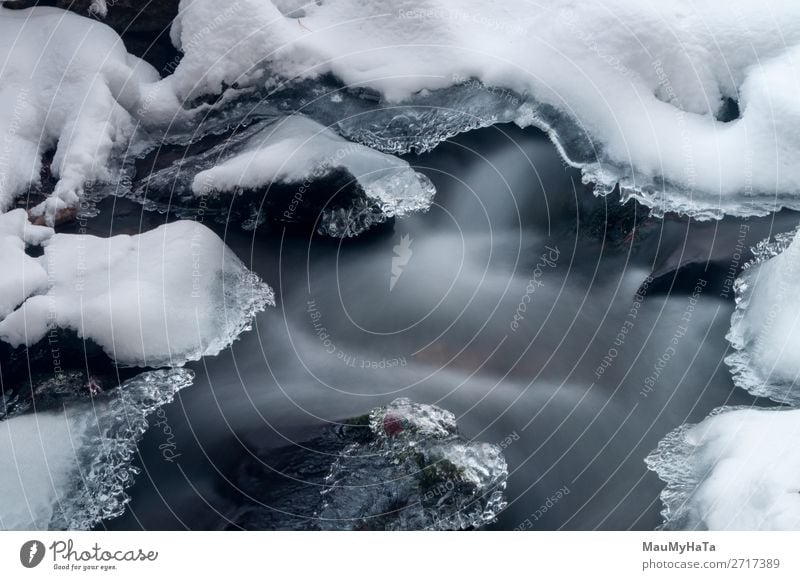 Schmelzendes Eis auf dem Fluss Schwimmbad Meer Winter Schnee Umwelt Natur Klimawandel Wetter See Bach Stein Bewegung Coolness natürlich blau weiß kalt Frost