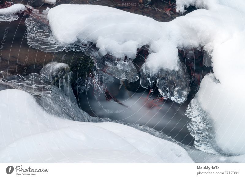 Schmelzendes Eis auf dem Fluss Schwimmbad Meer Winter Schnee Umwelt Natur Klimawandel Wetter See Bach Stein Bewegung Coolness natürlich blau weiß kalt Frost