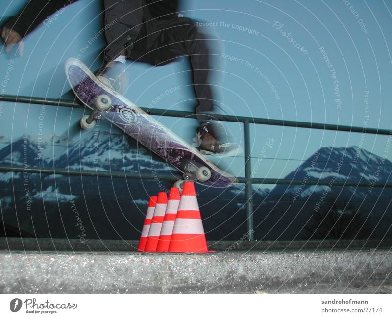 a boy on a board Geschwindigkeit springen Nacht Sport Skateboarding Himmel Niveau