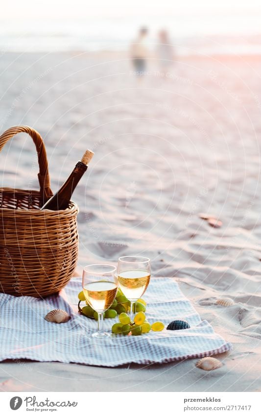 Zwei Weingläser, Trauben, Weidenkorb am Strand Frucht Getränk Alkohol Champagner Flasche Sektglas Lifestyle schön Erholung Ferien & Urlaub & Reisen Sommer Sonne