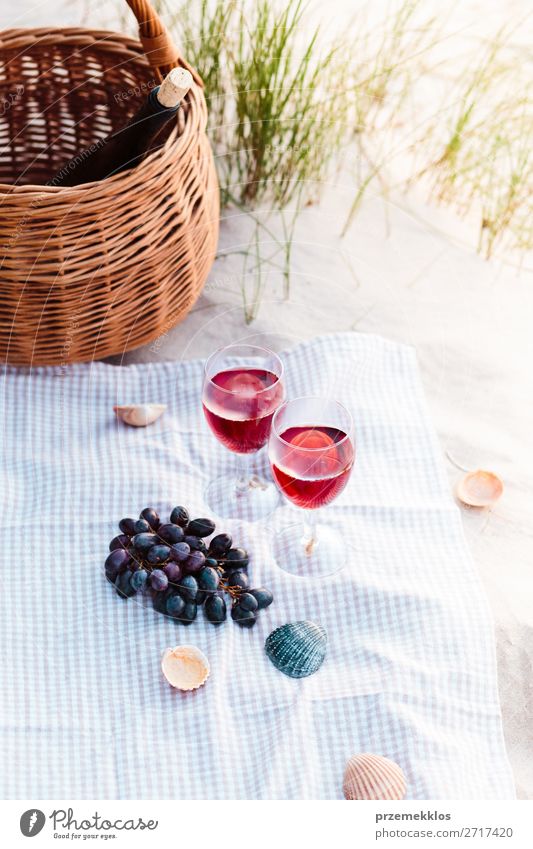 Zwei Weingläser, Trauben, Weidenkorb am Strand Lebensmittel Frucht Picknick Getränk Alkohol Champagner Flasche Sektglas schön Erholung Ferien & Urlaub & Reisen