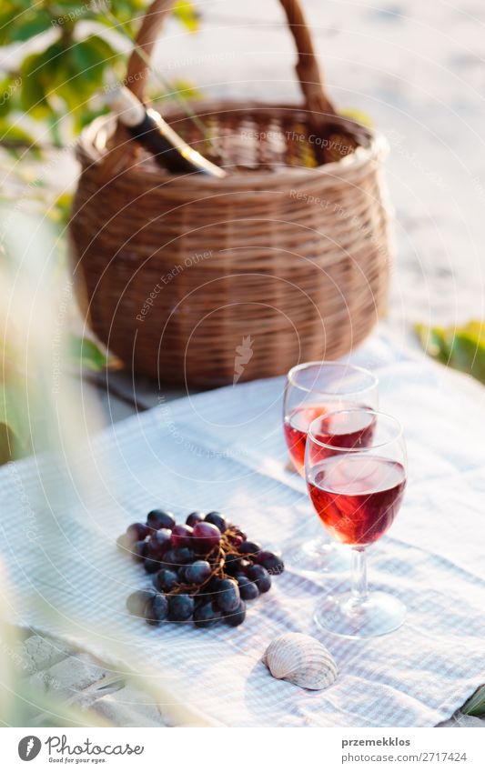 Zwei Weingläser, Trauben, Weidenkorb am Strand Frucht Getränk Alkohol Champagner Flasche Sektglas schön Erholung Ferien & Urlaub & Reisen Sommer Sonne Meer