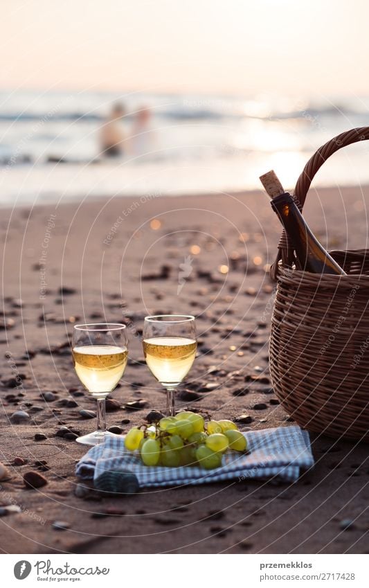 Zwei Weingläser, Trauben, Weidenkorb am Strand Frucht Getränk Alkohol Champagner Flasche Sektglas schön Erholung Ferien & Urlaub & Reisen Sommer Sonne Meer