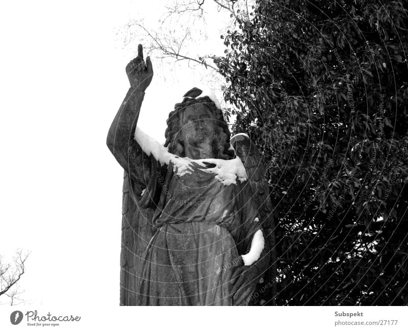 Engelszeig Friedhof Skulptur obskur Schnee Schwarzweißfoto Stein