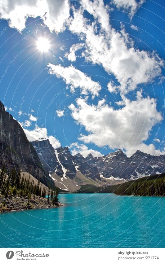 Sommertag am schönen Moraine Lake Tourismus Sightseeing Sonne Wellen Berge u. Gebirge wandern Natur Landschaft Himmel Wolken Schönes Wetter Baum Wald Gipfel