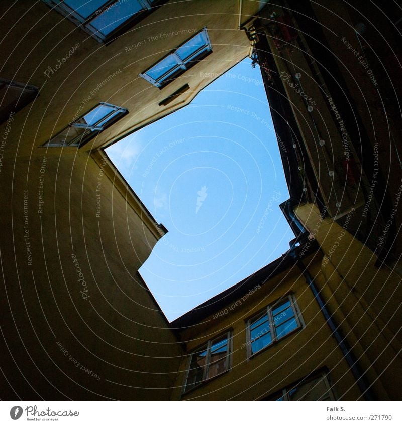 upward Haus Luft Himmel Wolkenloser Himmel Schönes Wetter Stadt Mauer Wand Fassade Balkon Fenster Dachrinne Innenhof Stein Beton Glas alt dunkel trist unten