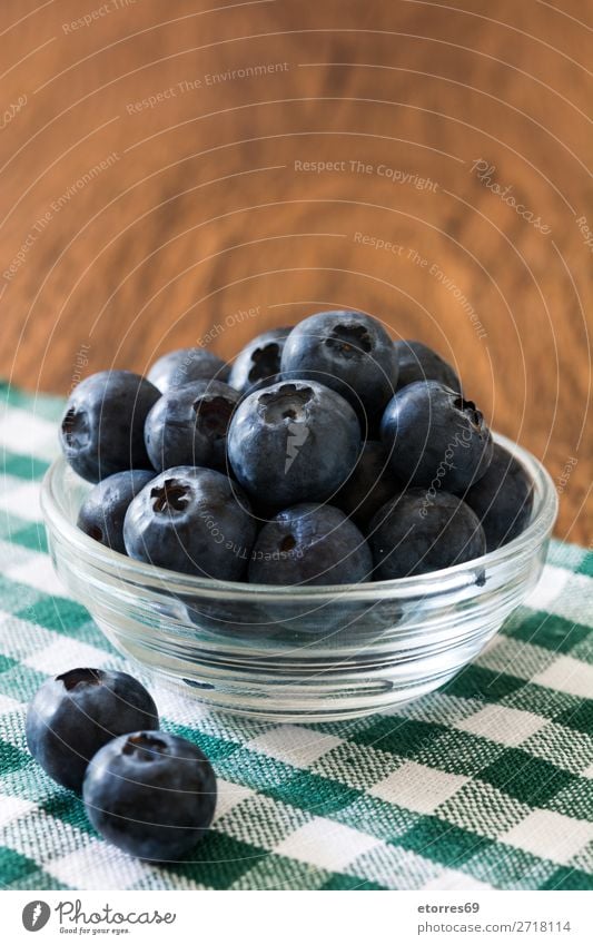 Heidelbeeren in Schale auf einem rustikalen Holztisch Blaubeeren Frucht Frühstück Speise Tisch Dessert Diät Snack Feinschmecker geschmackvoll Essen zubereiten