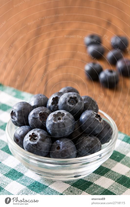 Heidelbeeren in Schale auf einem rustikalen Holztisch Blaubeeren Frucht Frühstück Speise Tisch Dessert Diät Snack Feinschmecker geschmackvoll Essen zubereiten