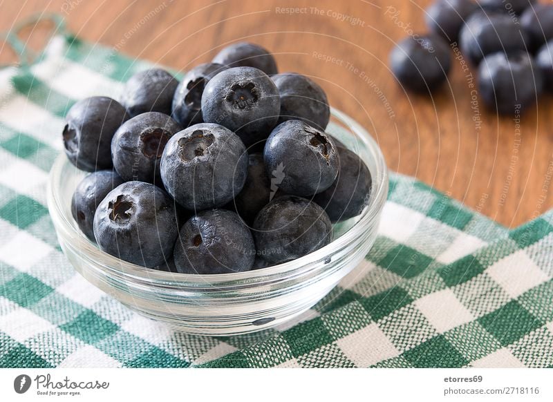 Heidelbeeren in Schale auf einem rustikalen Holztisch Blaubeeren Frucht Frühstück Speise Tisch Dessert Diät Snack Feinschmecker geschmackvoll Essen zubereiten