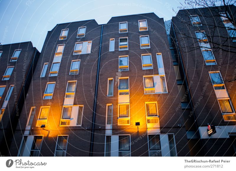 hollandhaus Stadt Haus Hochhaus Fassade Fenster Tür ästhetisch blau braun gelb gold orange schwarz Amsterdam Beleuchtung Himmel (Jenseits) hoch Farbfoto