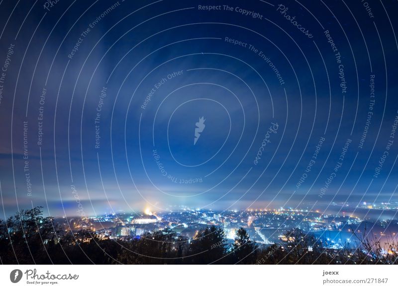 Himmel über der Stadt Umwelt Wolken Nachthimmel Stadtzentrum Skyline Verkehrswege Straße Horizont kalt Freude Karlsruhe Nachtaufnahme Farbfoto mehrfarbig